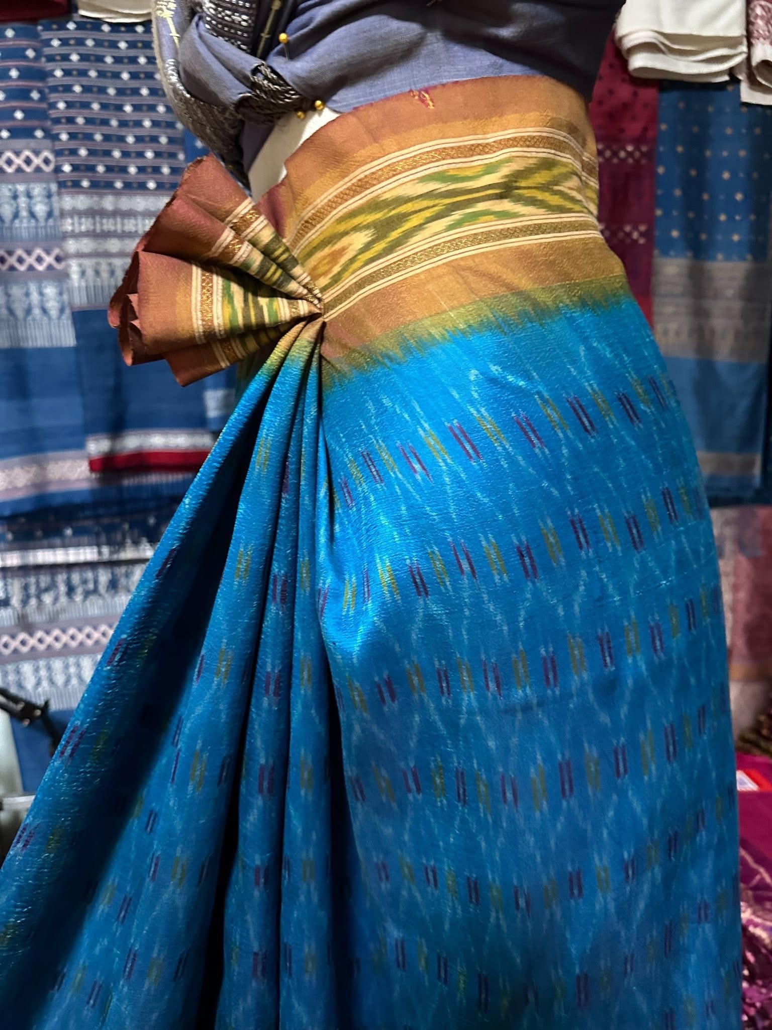 ซิ่น ไหมมัดหมี่ ผ้าปาโตล่า ขนาด 116x220ซม. พื้นสีฟ้าเชิงเหลือง รหัส N9-SIL-051768A2