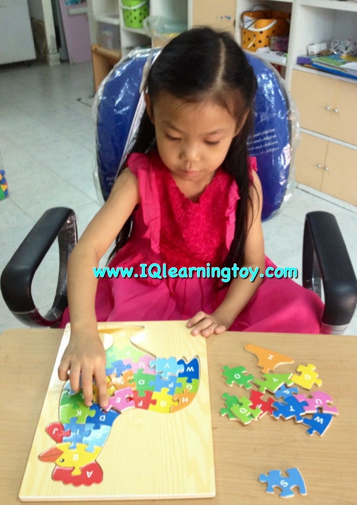 ของเล่นไม้ - จิ๊กซอว์/ภาพตัดต่อรูปไก่ สอนพยัญชนะภาษาอังกฤษ A-Z ของเล่นเพื่อฝึกพัฒนาการ สร้างความเข้าใจและจดจำพยัญชนะต่างๆได้โดยง่าย ฝึกสมาธิ ส่งฟรี