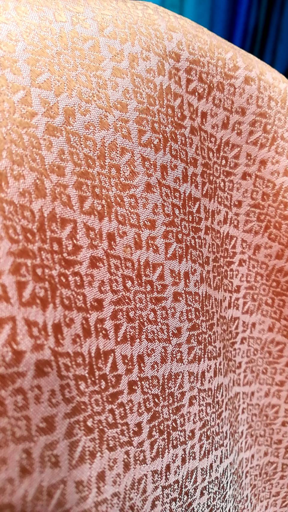 ซิ่น ผ้าไหมยกสุรินทร์ ไหมแท้ ขนาด 1x2เมตร เกาะเชิงดิ้นเงิน พื้นสีส้มโอลโรส N11-NY-071167