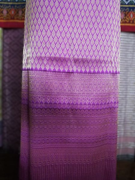 (ผ้าชุด)ไหมยกสุรินทร์ ขนาด 1x4เมตร (ลาย 2เมตร+สีพื้น 2เมตร) สีม่วงชมพู รหัส N10-NY0322663