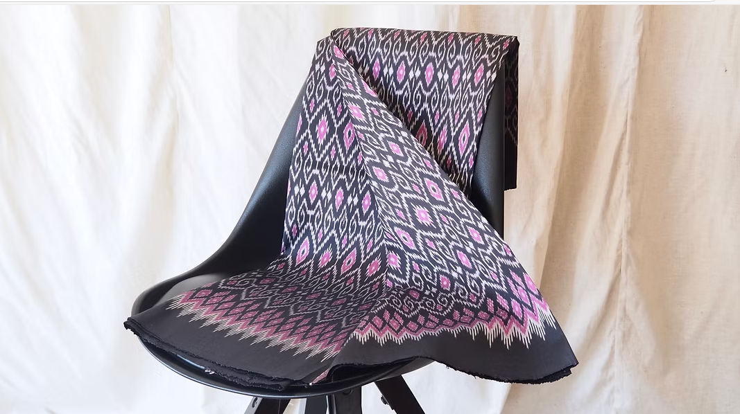 ซิ่น ผ้าไหมมัดหมี่ ไหมบ้าน ขนาด 1x2หลา พื้นสีดำ รหัส CISP-CT-103033