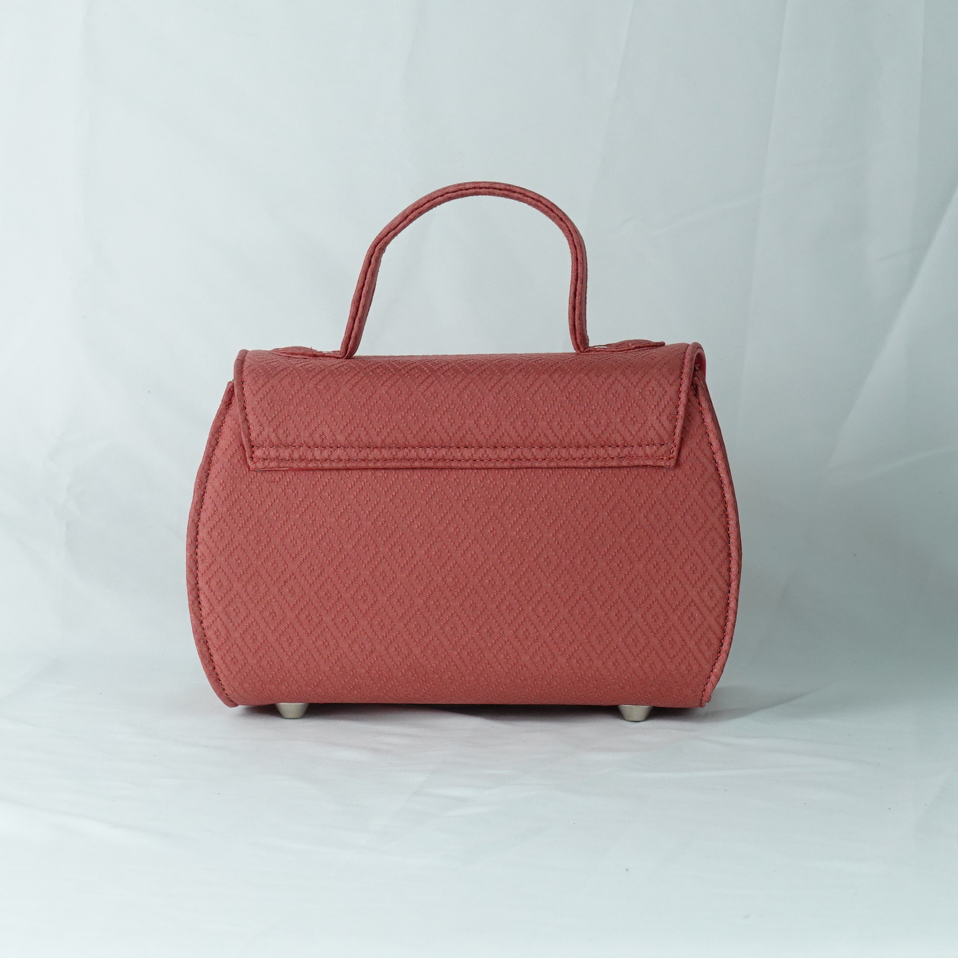 กระเป๋าถือผ้าไหมทรงกล่องฝาพับ ขนาด 21x13x10ซม.ความสูงหูจับ 7ซม. สีส้มพีช รหัส GLA-TT-06036817