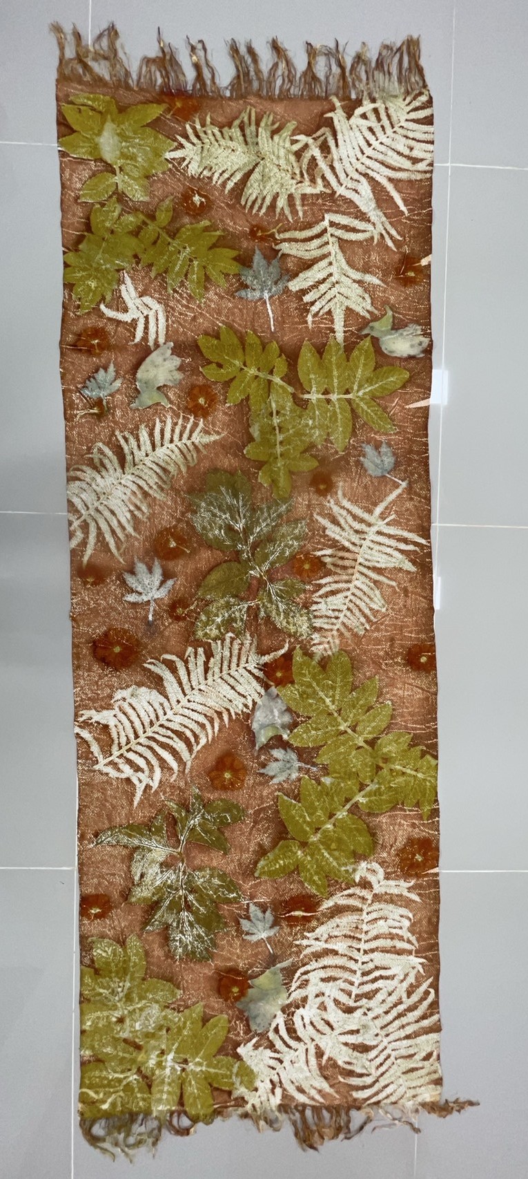 ผ้าคลุมไหล่ผ้าไหม Eco print เนื้อยกดอก มีชายครุย ขนาด 60x180ซม. สีน้ำตาล รหัส ECO-82-111468