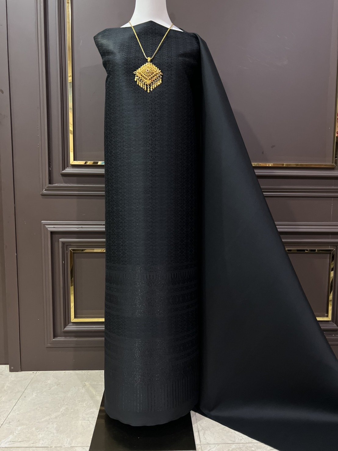 (ผ้าชุด)ผ้าไหมยกดอกลำพูน ยกดอกดิ้นเงิน ขนาด 1.02x4.40เมตร ลายดารากัลยา พื้นสีดำ รหัส N90-29-TR0522