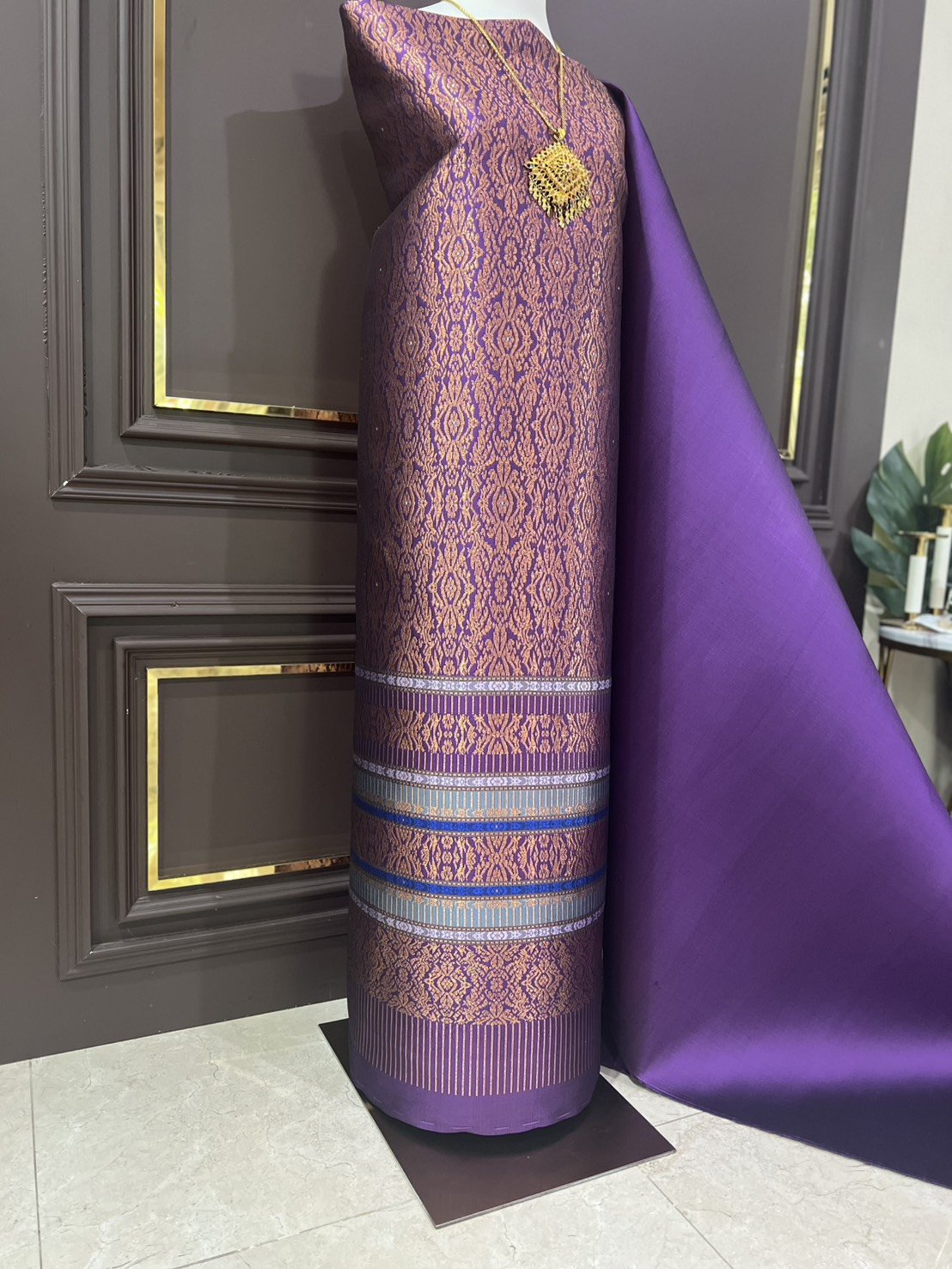 (ผ้าชุด)ผ้าไหมยกดอกลำพูน ยกดอกดิ้นสีนาค ขนาด 1.03x4.30เมตร ลายอินเดีย พื้นสีม่วงพระเทพ รหัส N90-29-R0027