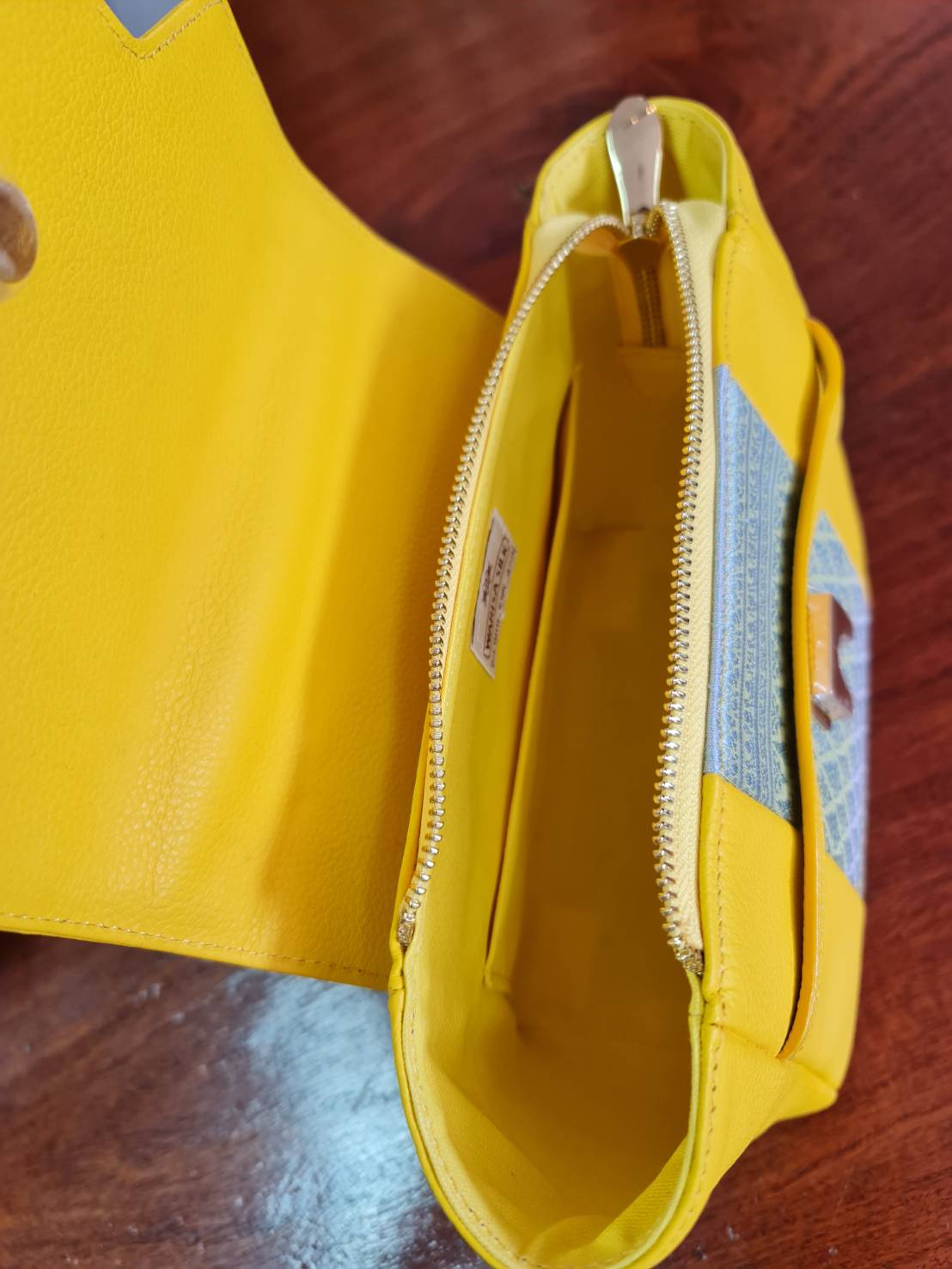 กระเป๋าหนังวัวแท้ แต่งลายผ้าไหมแท้ พร้อมสายสะพายหนัง สีเหลือง รหัส GLA-119-0422683