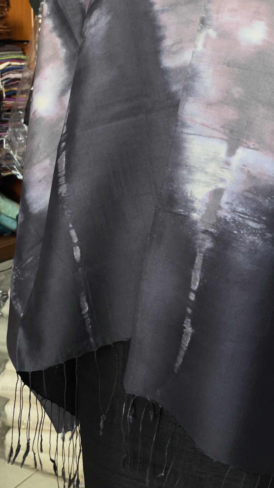 ผ้าคลุมไหล่ผ้าไหม สไลด์สี เนื้อเรียบ ขนาด 60x200ซม. สีเทา-สีดำ รหัส ZYE-AA-1114683