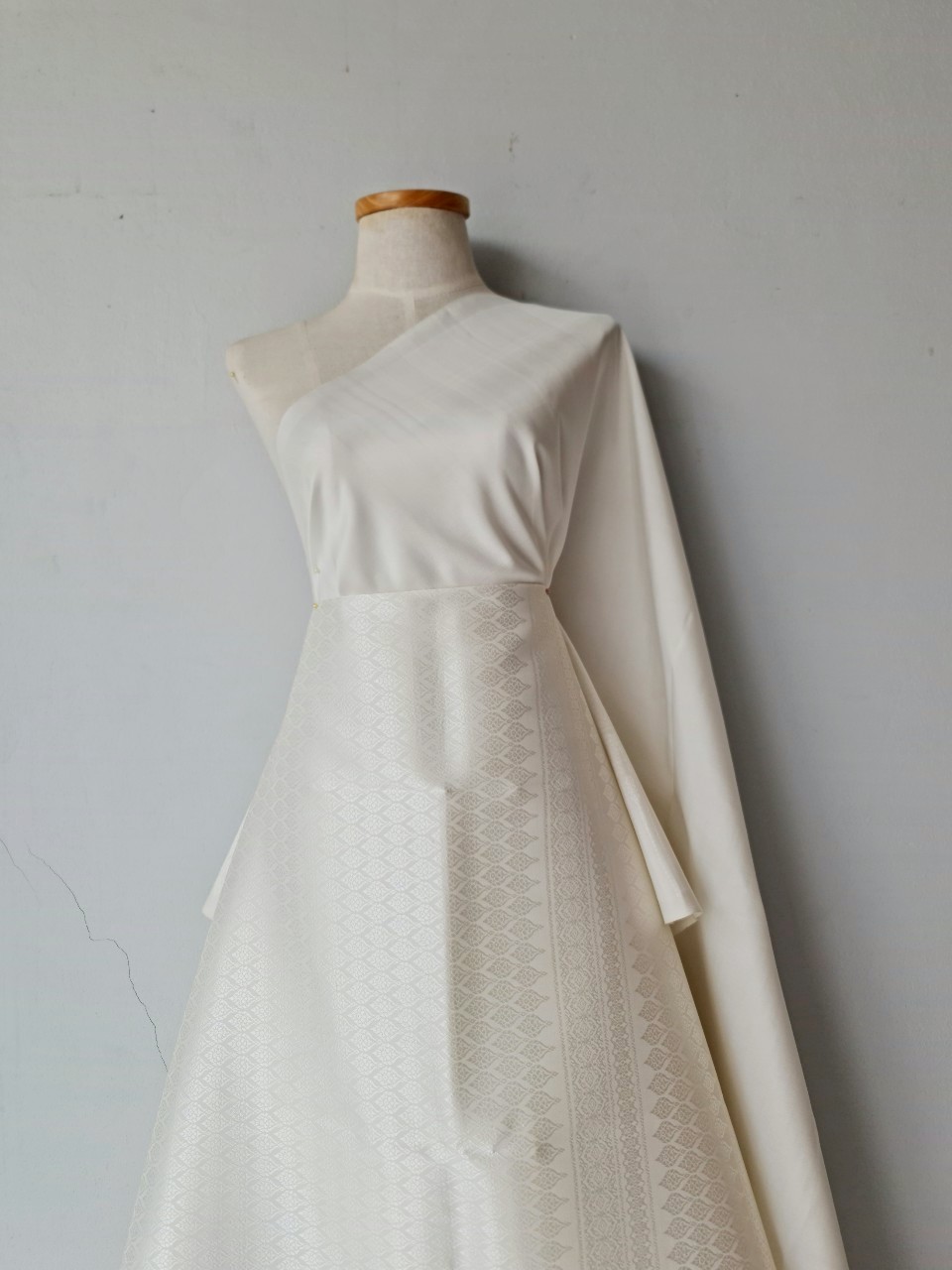 (ผ้าชุด)ไหมยกสุรินทร์ ขนาด 1x4เมตร (ลาย 2เมตร+สีพื้น 2เมตร) สีขาวครีม รหัส N10-119-06046819