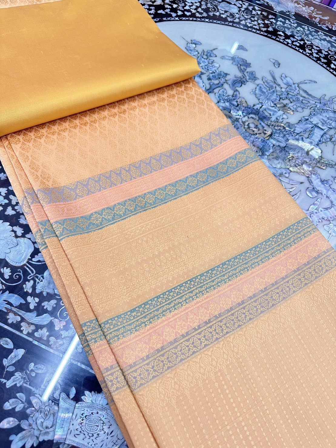 ซิ่น ผ้าไหมยกสุรินทร์ ไหมแท้ 32ตะกอ ขนาด 1x2เมตร พื้นสีส้มโอรส รหัส N11-ST0813661118