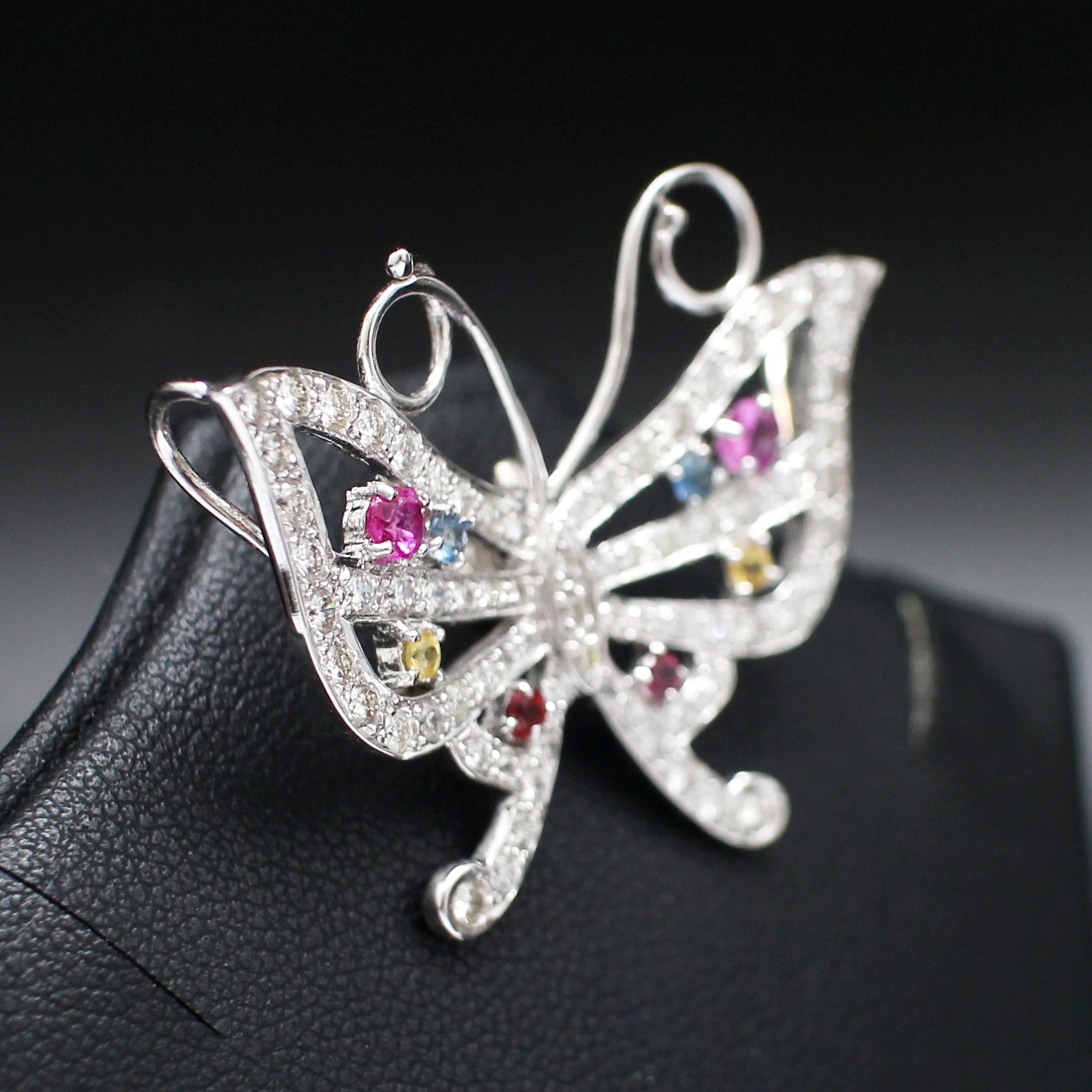 PD25005 จี้ผีเสื้อฝังพลอยหลากสี และเพชรแท้ 37 เม็ด 1.80 กะรัต ทองแท้ 18k ขาว นน.รวม 6.43 กรัม เพชรขาว ไฟดี งานสวย
