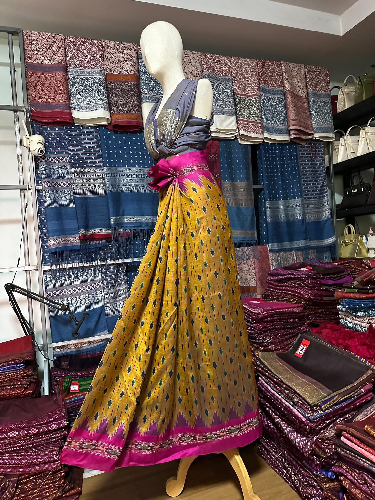 ซิ่น ไหมมัดหมี่ ผ้าปาโตล่า ขนาด 118x210ซม. พื้นสีเหลืองเชิงชมพู รหัส N9-SIL-051768A4