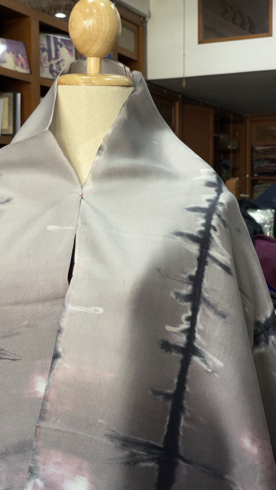 ผ้าคลุมไหล่ผ้าไหม สไลด์สี เนื้อเรียบ ขนาด 60x200ซม. สีเทา-สีดำ รหัส ZYE-AA-1114683