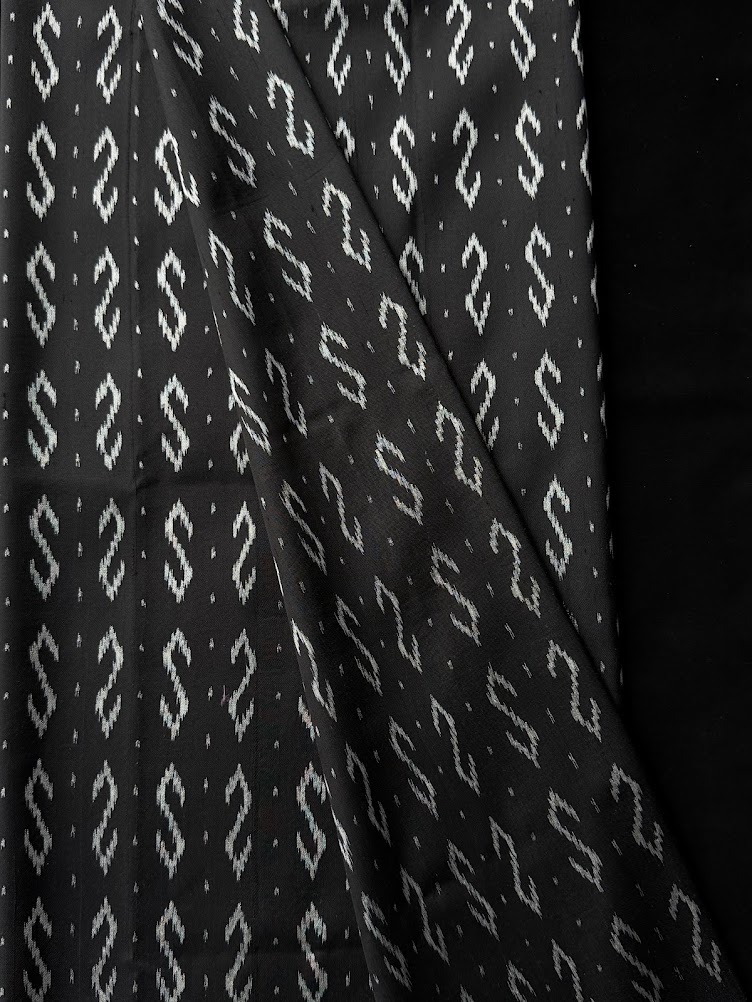 ซิ่น ผ้าไหมมัดหมี่ 3ตะกอ ขนาด 1x2 เมตร ลายขอพระราชทาน สีดำ รหัส PCS-NY-11226820