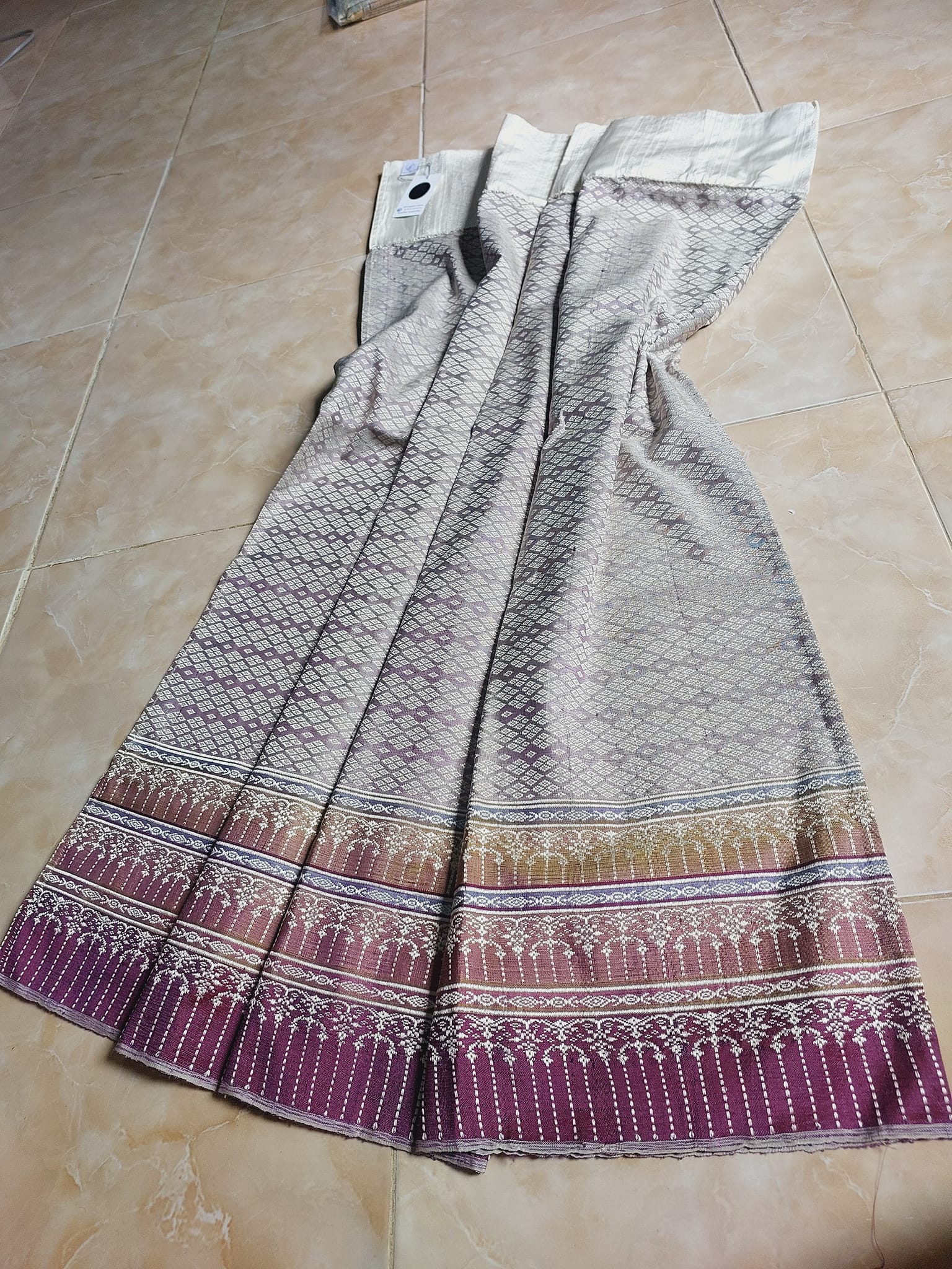 ซิ่นขิดไหม ต่อหัว ต่อเชิง ย้อมสีธรรมชาติ ติดตรานกยูง ขนาด1x2เมตร ลายดาวล้อมเดือน สีม่วง รหัส R4F-73-0519683