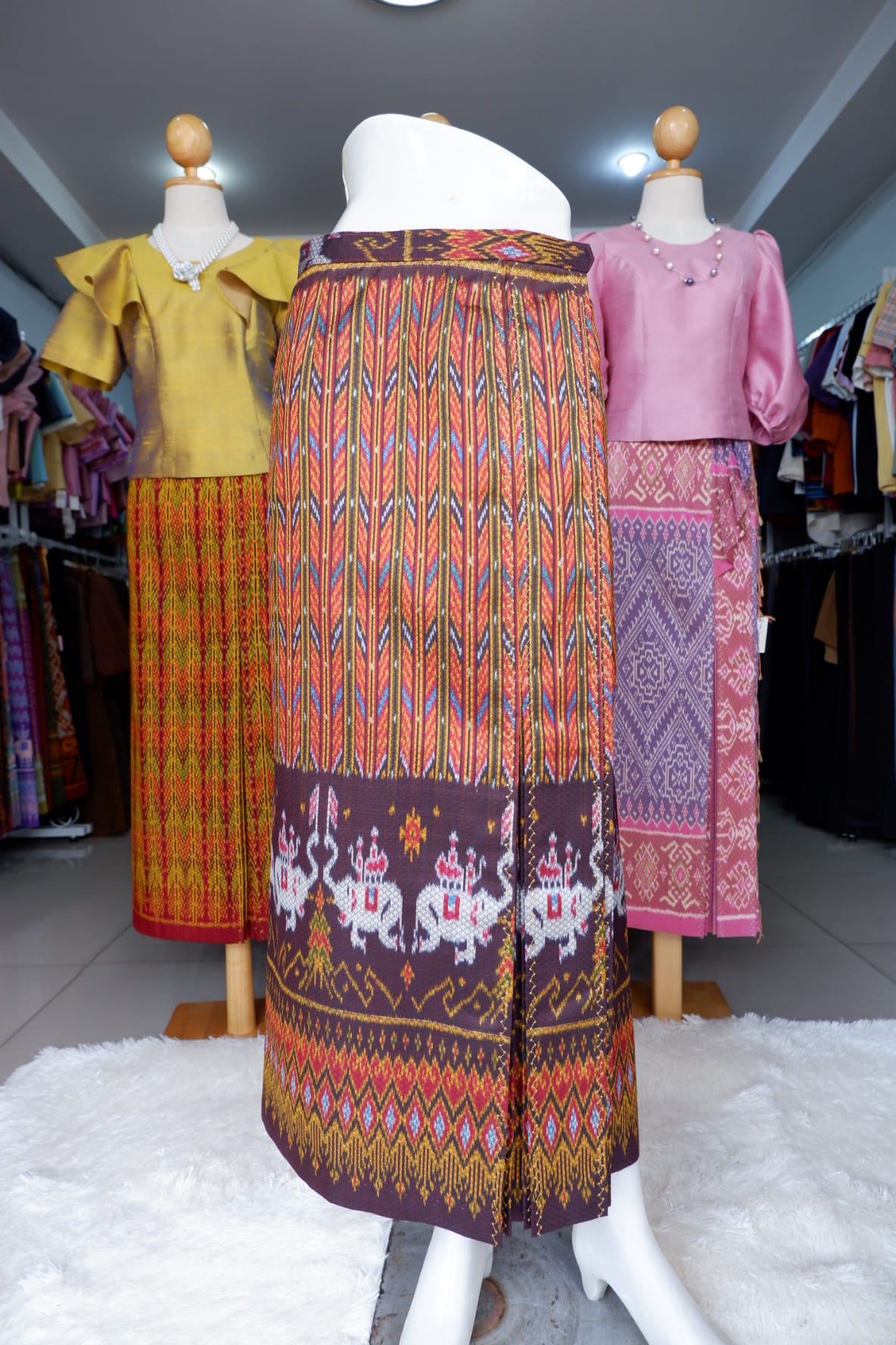 สั่งตัดเย็บ กระโปรงผ้าไหม ตัดเป็นหน้านางข้างทวิต พร้อมแต่งชายครุย (ไม่รวมผ้า) รหัส CUT-PT004