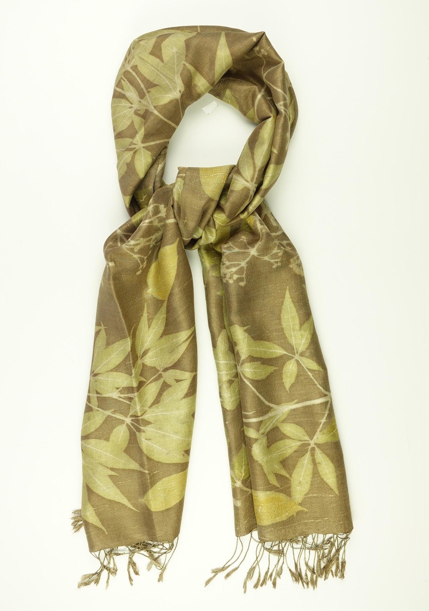 ผ้าคลุมไหล่ผ้าไหม สีธรรมชาติ ย้อมสี Eco print ขนาด 50x180ซม ลายใบไม้ พื้นสีเขียวอมน้ำตาลเข้ม รหัส ECO-ME-0910672