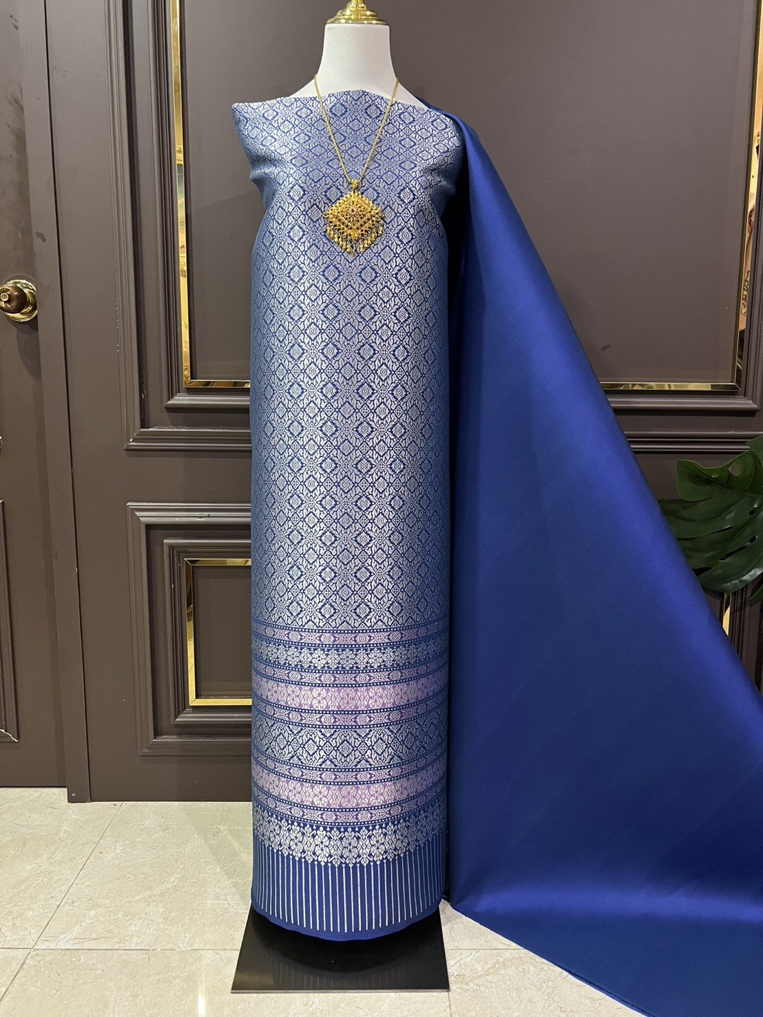 (ผ้าชุด)ผ้าไหมยกดอกลำพูน ยกดอกดิ้นเงิน ขนาด 1.03x4.43เมตร ลายแก้วดารา พื้นสีน้ำเงิน รหัส N90-29-TR0535