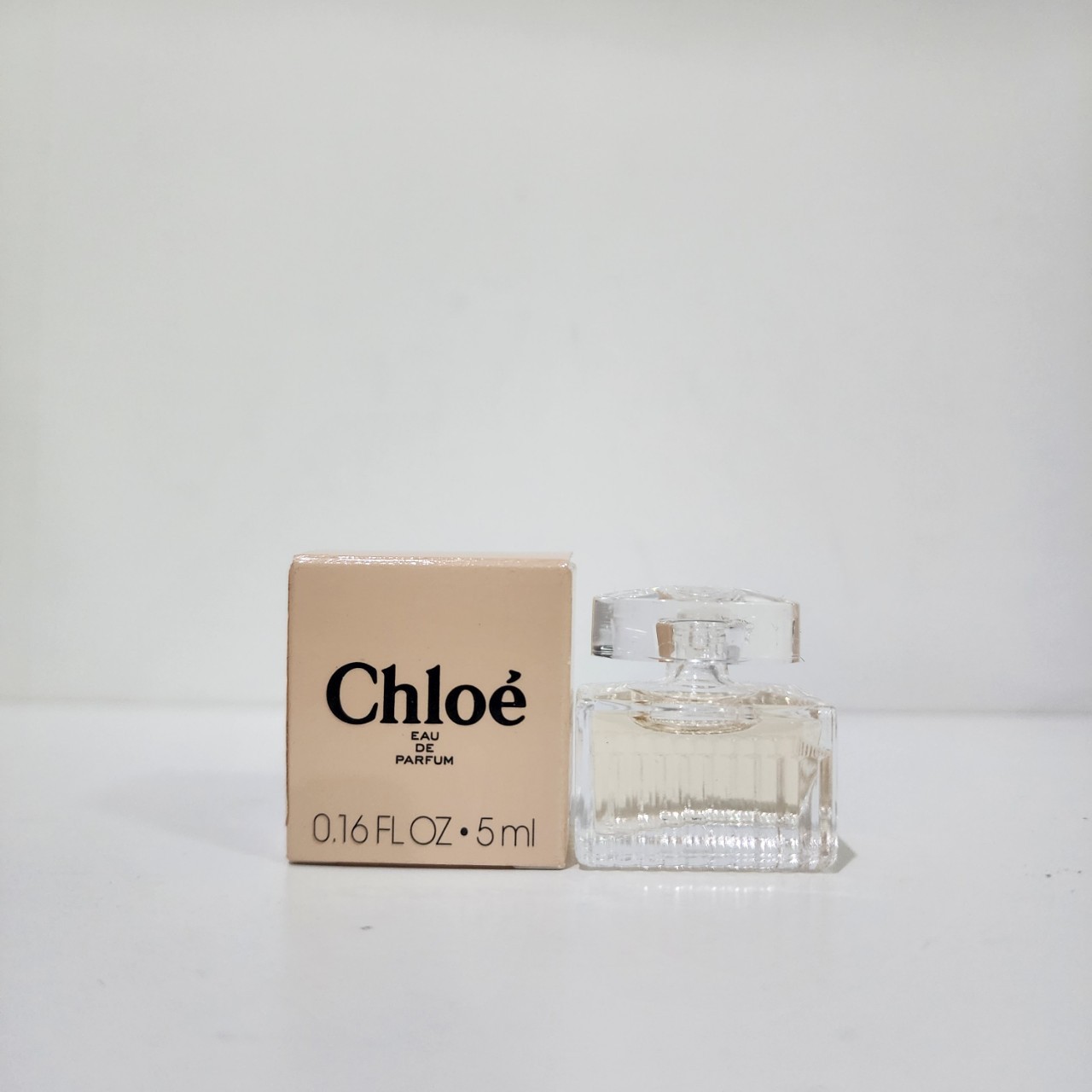 น้ำหอมจิ๋วมินิ Chloe Signature 5ml แบบแต้มมีกล่อง ( Mini Perfume น้ำหอมขนาดพกพา) น้ำหอมจิ๋วมินิ ขวดน่ารัก ตั้งโชว์ก็สวย พกพาก็สะดวก หัวแต้มตามจุดชีพจร