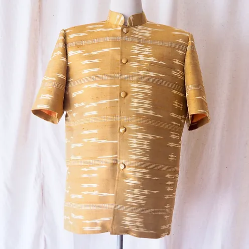 เสื้อสูทผ้าไหมมัดหมี่ คอพระราชทาน แขนสั้น ไซส์ L รหัส DRH-CT-103019