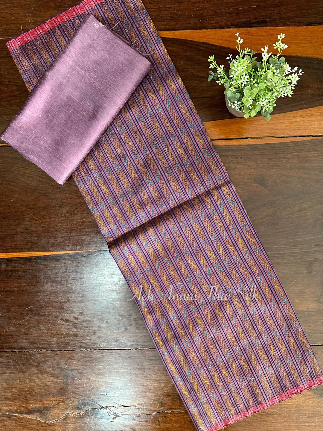 (ผ้าชุด)ไหมมัดหมี่ 3ตะกอ ไหมแท้ (ผ้าลาย 2เมตร+สีพื้น2เมตร) สีม่วง รหัส M3-AA03296611