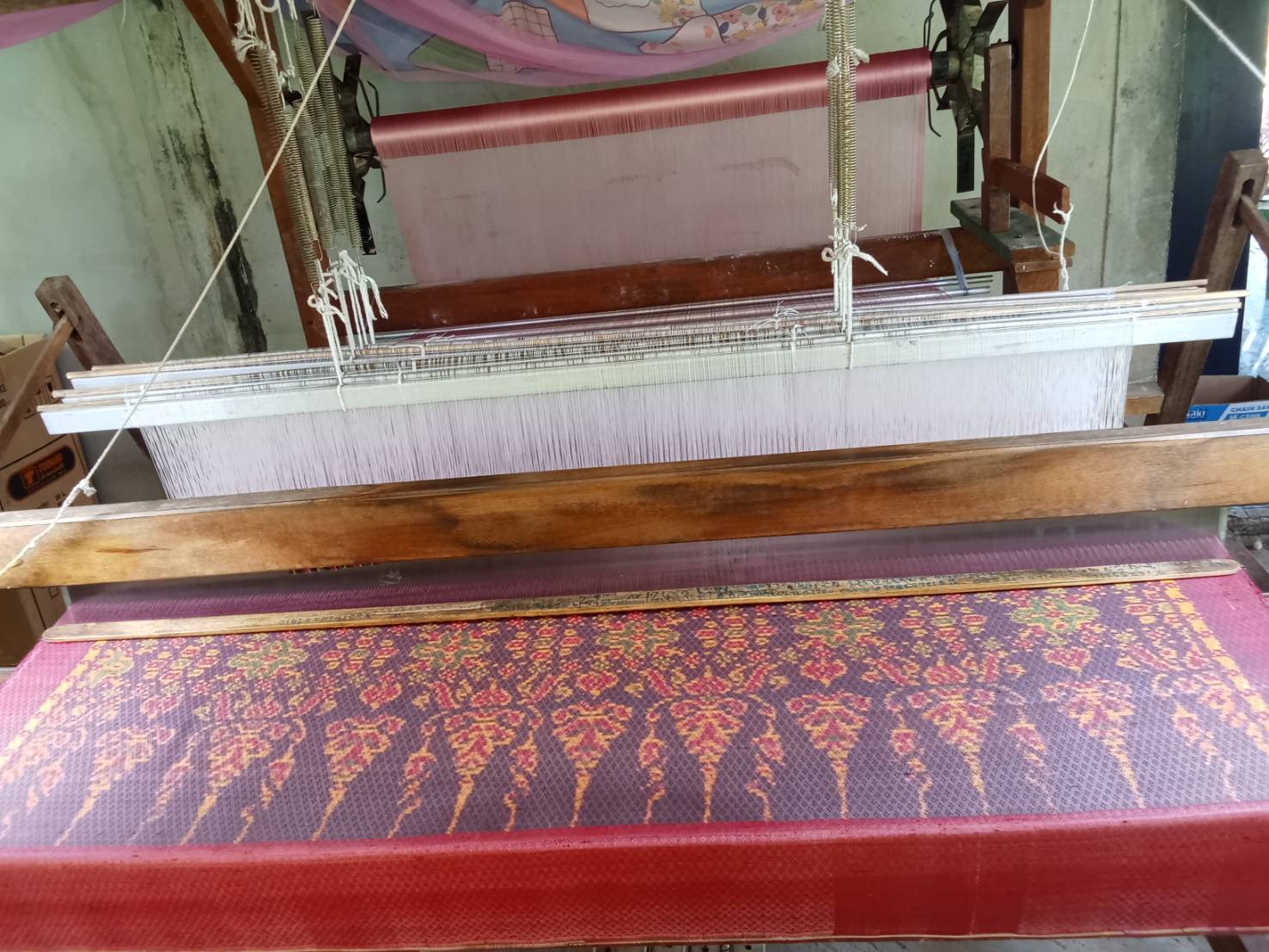 ผ้าไหมมัดหมี่ยกดอก 5ตะกอ ขนาด 1x2เมตร ลายดารารัตน์ สีกะปิ จากกี่บ้านคุณยายฐิสดา