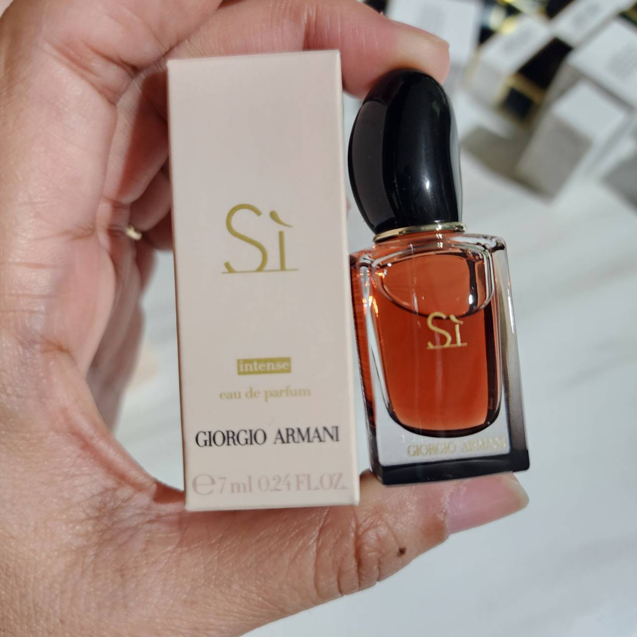 น้ำหอมจิ๋วมินิ Giorgio Armani Si EDP Intense 2021 - 7ml แบบแต้มมีกล่อง ( Mini Perfume น้ำหอมขนาดพกพา) น้ำหอมจิ๋วมินิ ขวดน่ารัก ตั้งโชว์ก็สวย พกพาก็สะดวก หัวแต้มตามจุดชีพจร