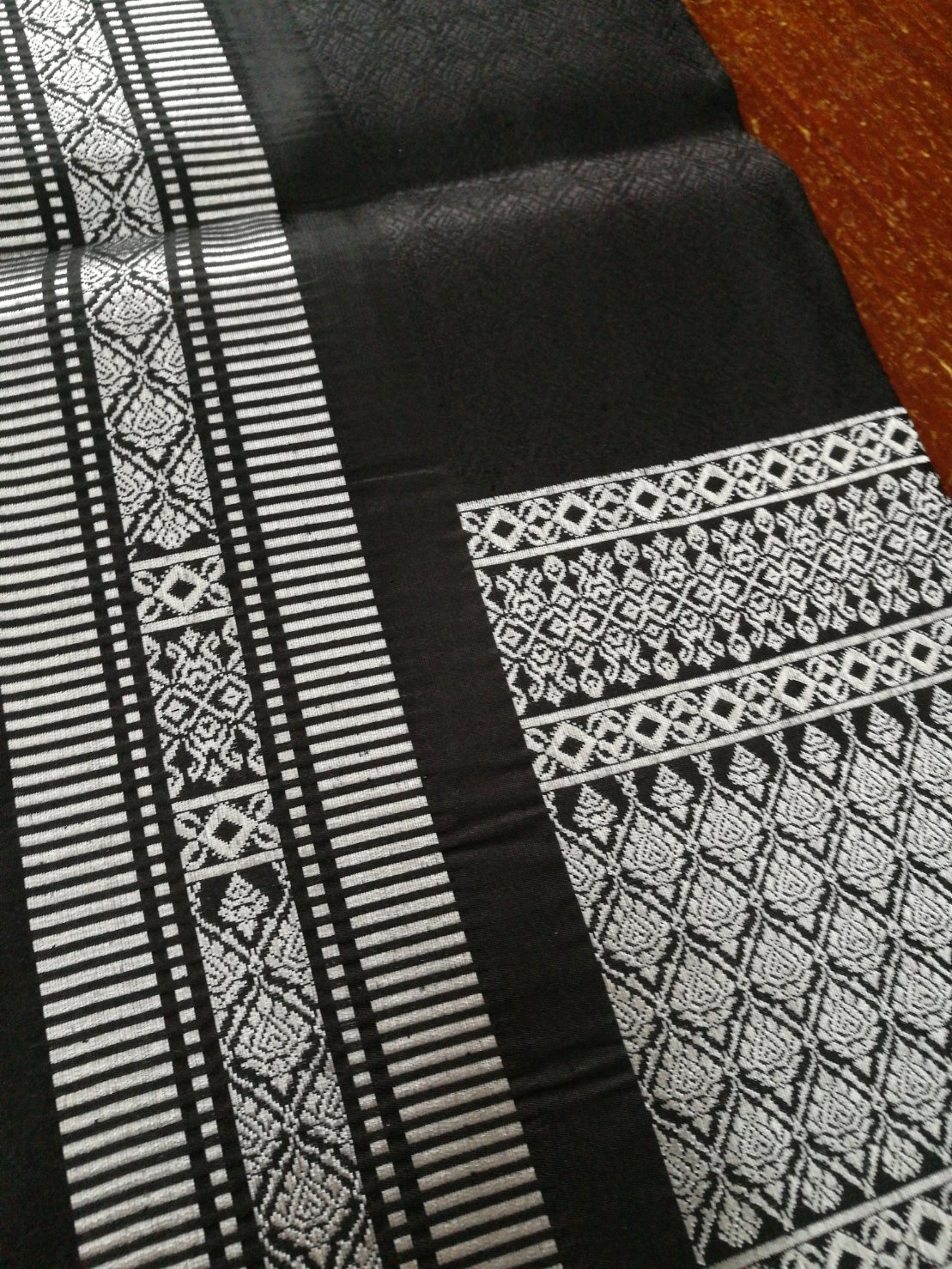 (ผ้าชุด)ไหมยกสุรินทร์ ขนาด 1x4เมตร (ลาย 2เมตร+สีพื้น 2เมตร) สีดำ รหัส N10-NY0710663