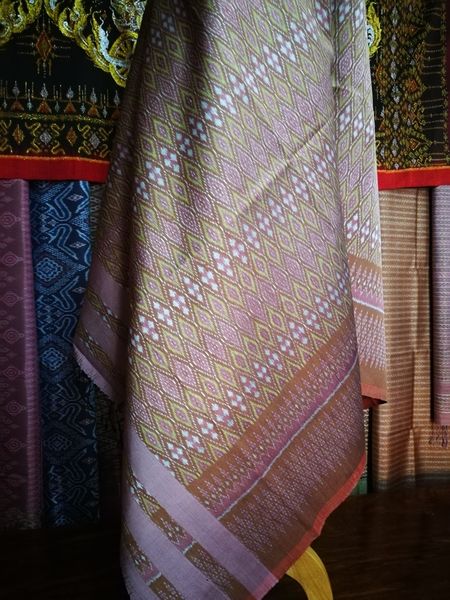 ซิ่น มัดหมี่ 3ตะกอ สีธรรมชาติ ไหมบ้านหมักโคน ขนาด 1x2เมตร พื้นสีน้ำตาล รหัส M3P-NY0118663