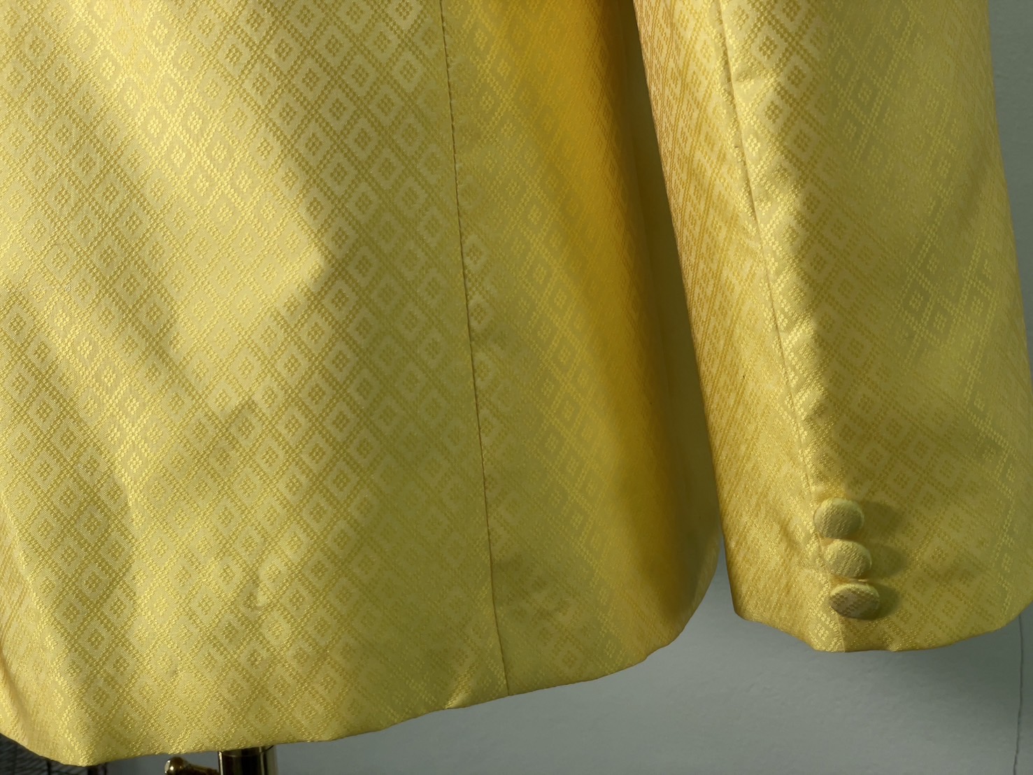 เสื้อสูทไหมคอพระราชทาน แขนยาว เนื้อยกดอก ไหมแท้ สีเหลือง Size M รหัส DM-AA-0122681