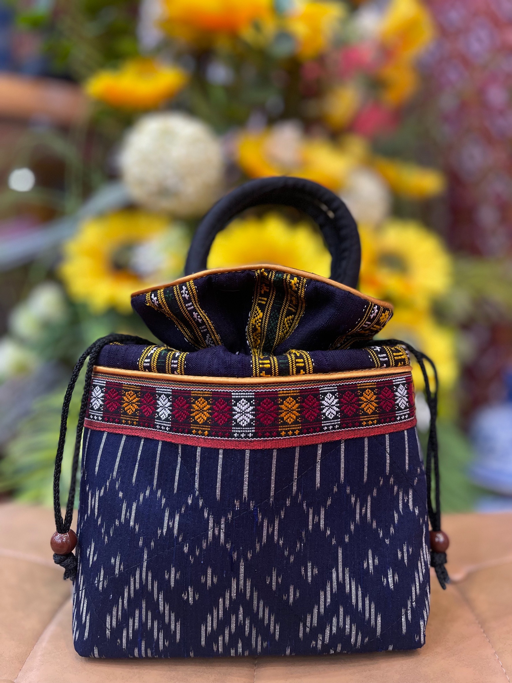 กระเป๋าถือ มัดหมี่ไหมแท้ ขนาด 8x7นิ้ว สีน้ำเงินกรมท่า รหัส GLA-BM-0728683