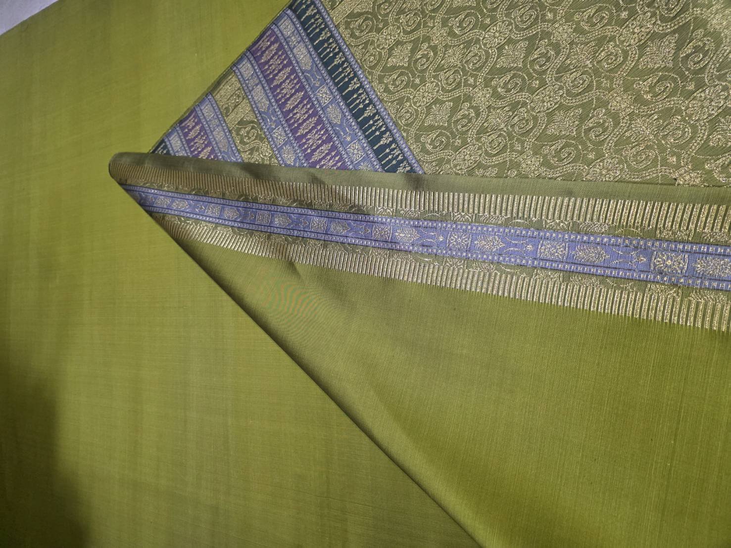 (ผ้าชุด)ผ้าไหมยกดอกลำพูน เกาะเชิงดิ้นทอง ขนาด 1.02x4.42เมตร ลายนารายณ์ทรงสุบรรณ พื้นสีเขียวไพร รหัส N90-29-R0003