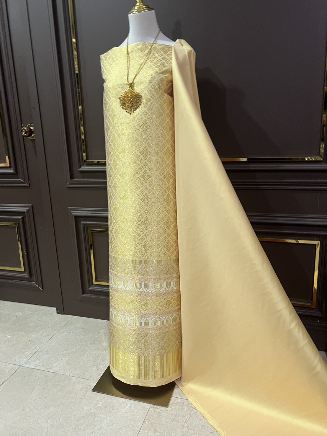 (ผ้าชุด)ผ้าไหมยกดอกลำพูน เกาะเชิงดิ้นทอง ขนาด 1.02x4.53เมตร ลายอมรพรรณ พื้นสีเหลืองเทา รหัส N90-29-TR0551