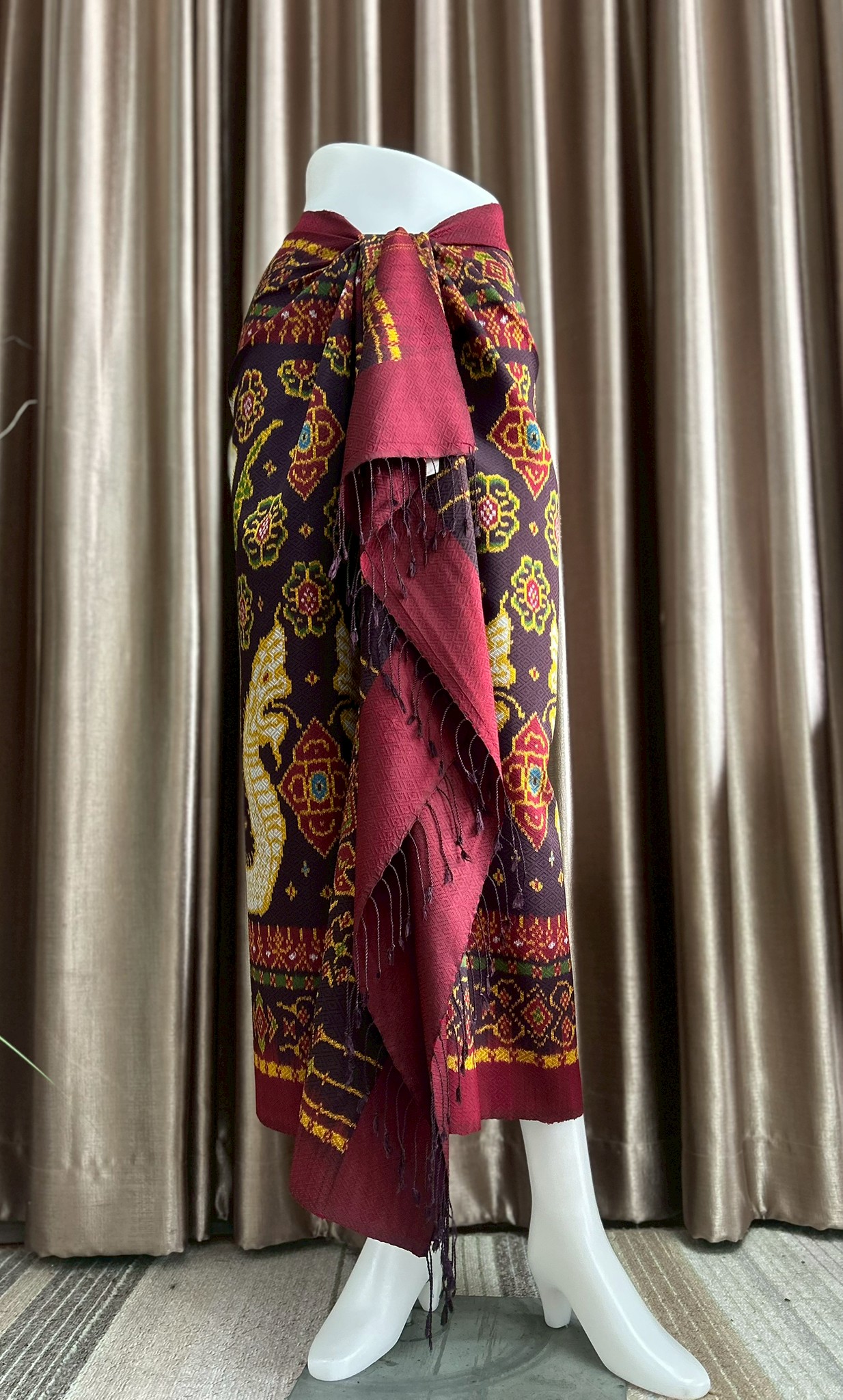 ซิ่น ผ้าไหมมัดหมี่ทอยกดอก 6ตะกอ ขนาด 1x2เมตร ลายนาคพันทรัพย์ มีหน้านางชายครุย พื้นสีแดง รหัส M2A-PK-1006681