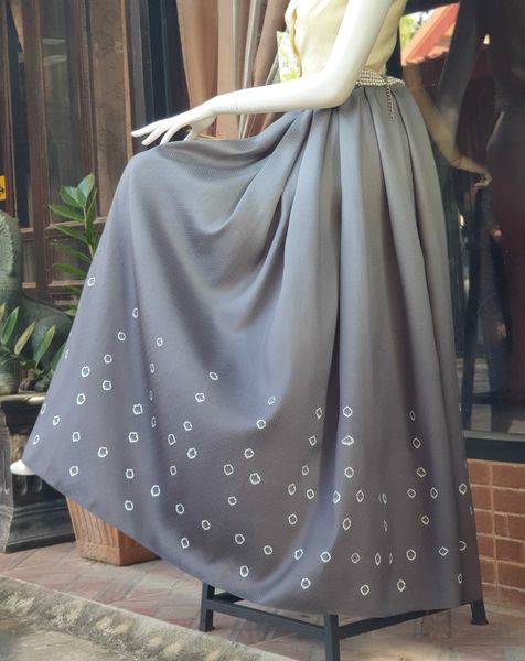 ผ้าไหมสีพื้นโมเดิร์น ยกดอกลูกแก้ว ย้อมเชิง สไลด์สี สีเทาเข้ม สีเทา เลือกขนาด รหัส BT-TT0121661701