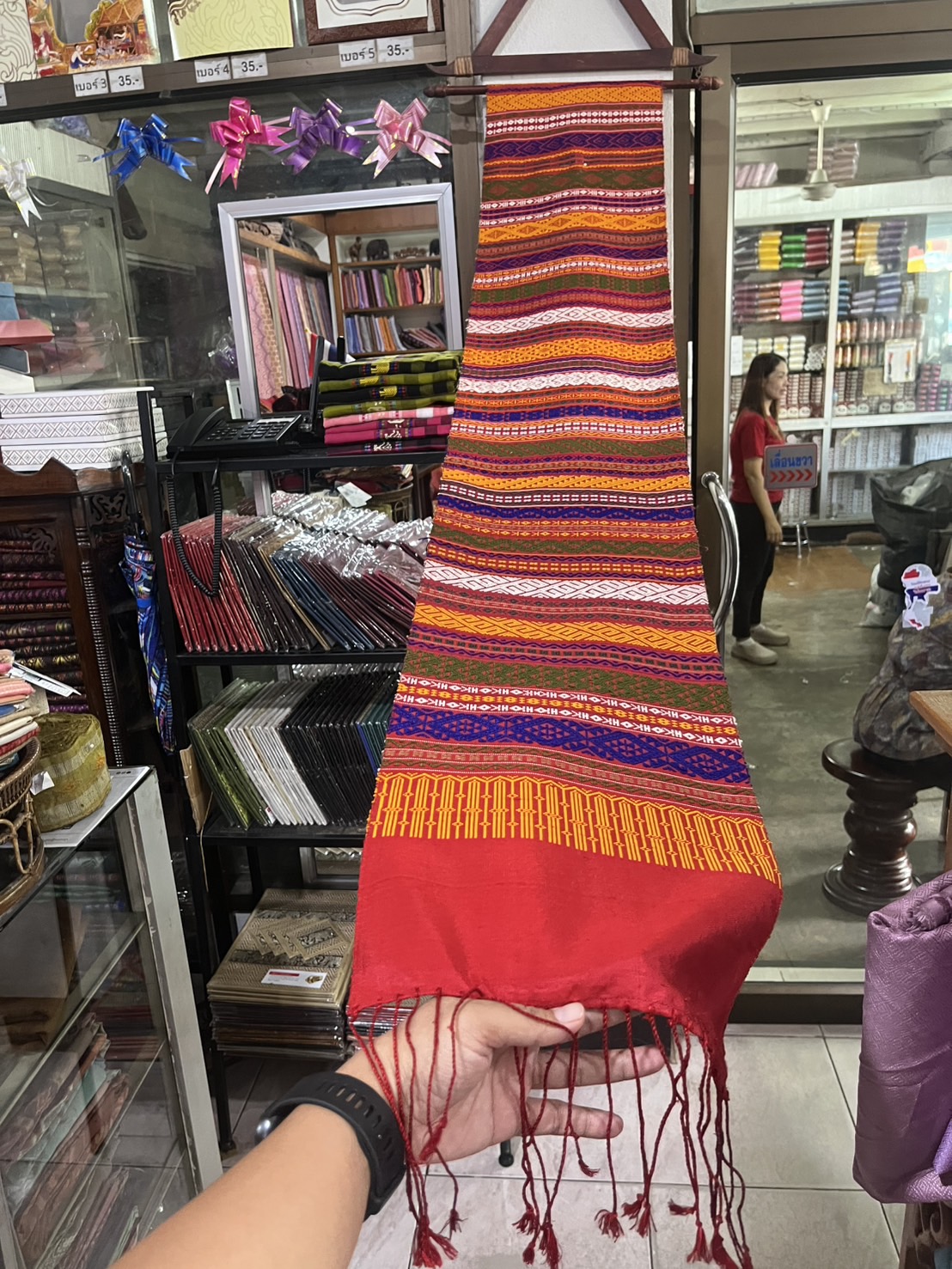 ผ้าพาดไหล่ สไบขิด สไบส่วย ไหมแท้ ขนาด 32ซม.x190ซม. ครุยยาวด้านละ 20ซม.โทนสีแดงส้มน้ำเงิน รหัส LW4A-NY-0910681453