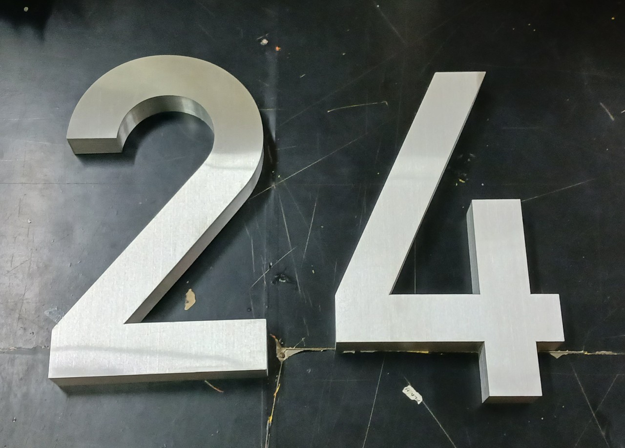 อักษรเเสตนเลสสีเงินแฮร์ไลน์ 24