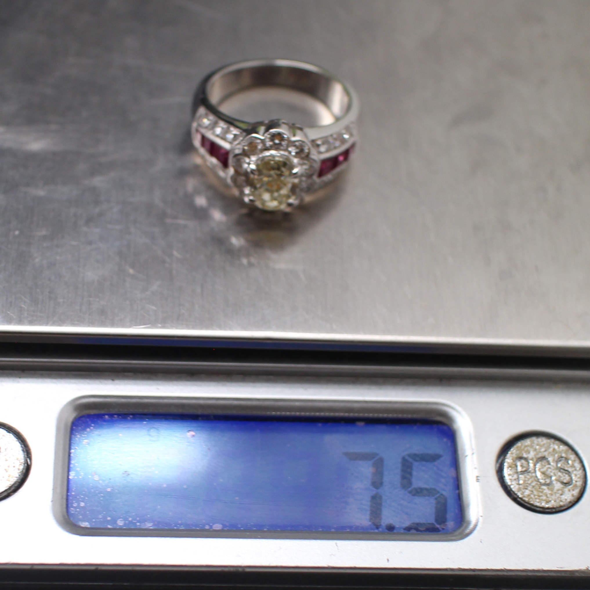 RG250093 แหวนเพชรทรงไข่ 1.15 กะรัต ล้อมเพชรแท้ 10 เม็ด 0.30 กะรัต และ 12 เม็ด 0.24 กะรัต ทองแท้ 90% ชุบขาว นน.รวม 7.5 กรัม ขนาดแหวน 50