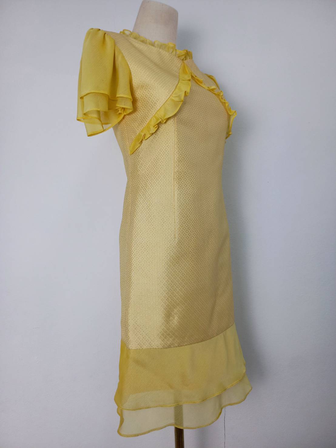 ชุดผ้าไหมตัดสำเร็จ ชุดแซก ชุดเดรสผ้าไหมสีพื้น เฉดสีเหลืองนวล รหัส WR-38-0320681