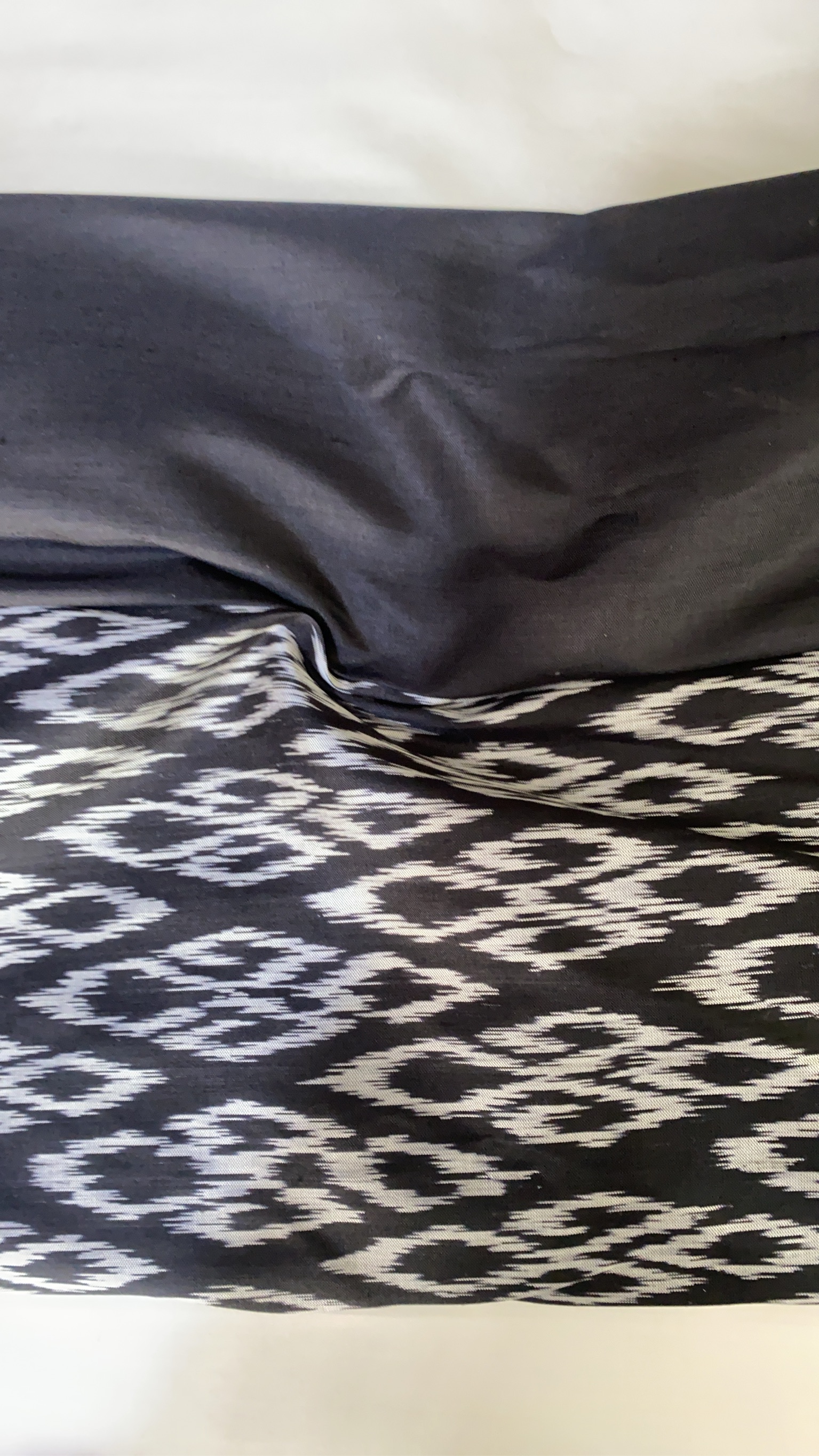 (ผ้าชุด)ไหมมัดหมี่ สองตะกอ ไหมแท้ (ผ้าลาย2หลา+สีพื้น2หลา) สีดำ รหัส M2B-148-112668