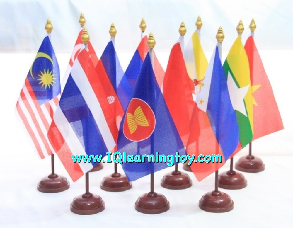 Asian-Flag ชุดธงชาติอาเซี่ยนพร้อมฐานตั้งธง ประกอบด้วยธงผ้า 10 ประเทศและธงสัญลักษณ์อาเซียนพร้อมด้ามและฐานพลาสติก รวม 11 ชุดธง ส่งฟรี