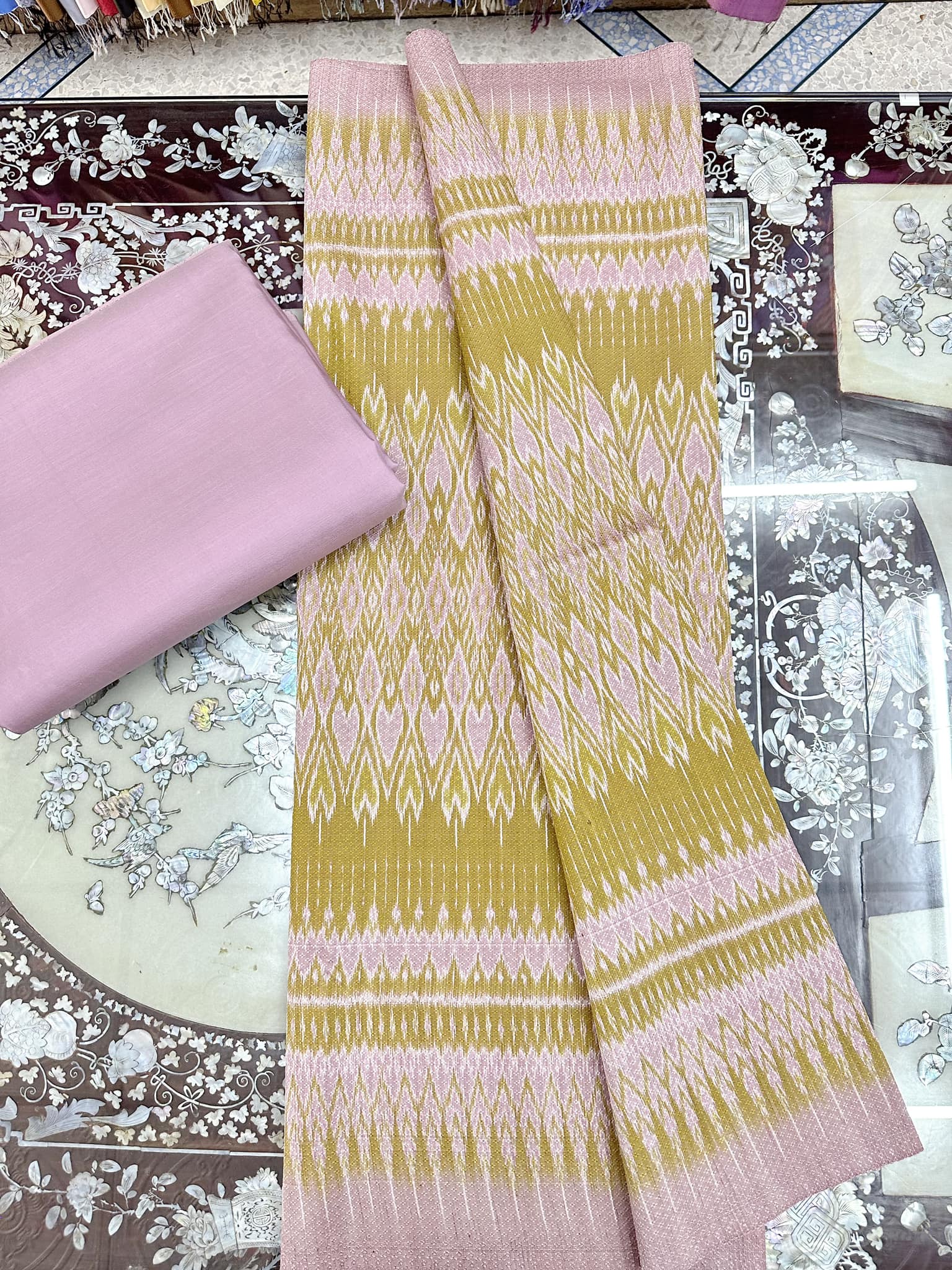 (ผ้าชุด)ผ้าไหมมัดหมี่ยกดอก 6ตะกอ (ผ้าลาย 2เมตร+สีพื้น 2เมตร) สีชมพูกะปิ รหัส L8A-ST-1220661