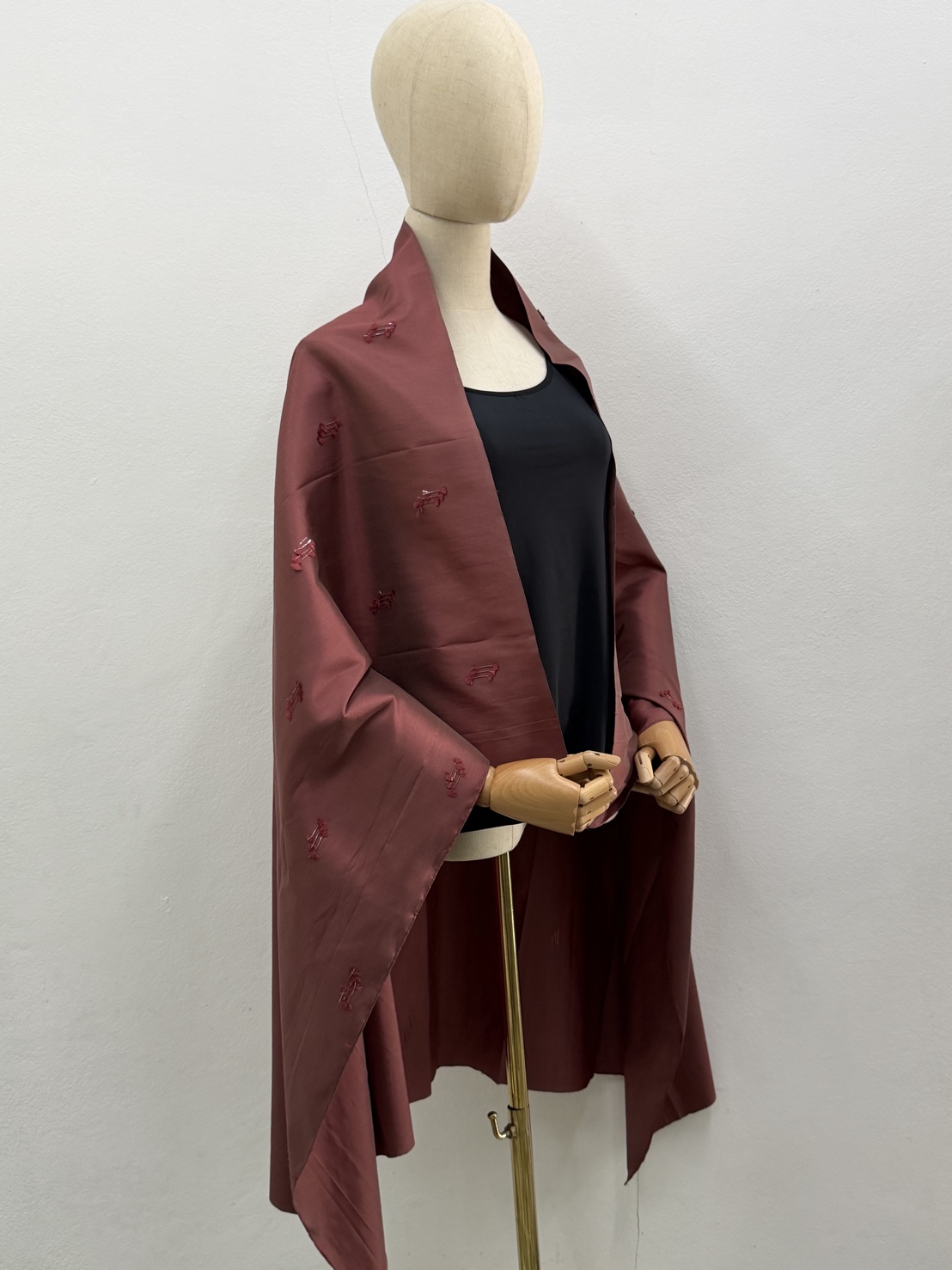 ผ้าพันคอ ลายแฟนซี ไหมแท้ แต่งลายโบว์ สีแดงอมชมพู ขนาด1เมตรx1.45เมตร รหัส MC-CT-ME-0825681