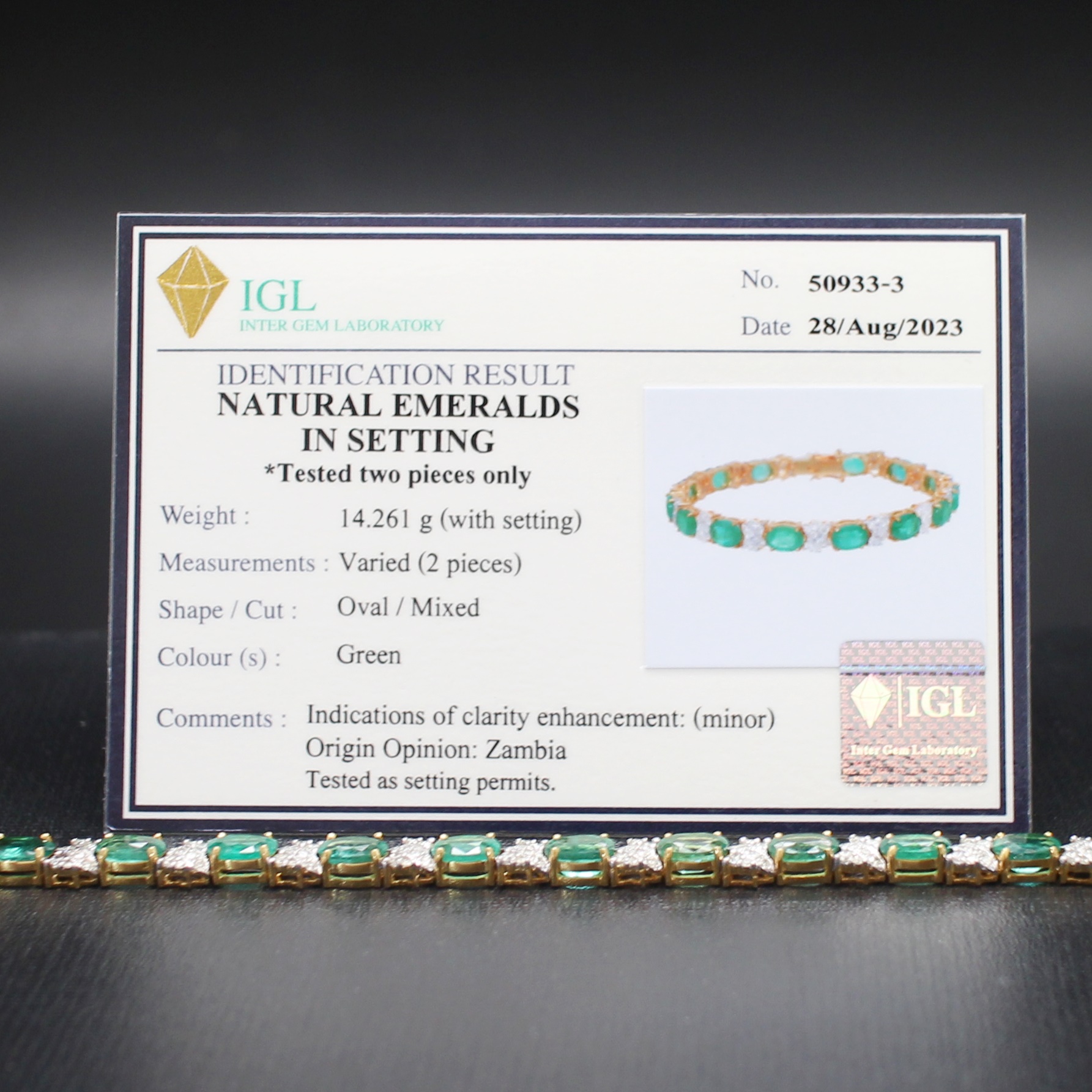 BL25068 สร้อยข้อมือมรกตแซมเบียคั่นเพชรกระจุก เพชรแท้ 28 เม็ด 0.56 กะรัต และ 84 เม็ด 0.77 กะรัต ทองแท้ 18k นน.รวม 14.4 กรัม ยาว 16.5 ซม. มรกต 14 เม็ด 9.84 กะรัต มีใบเซอร์