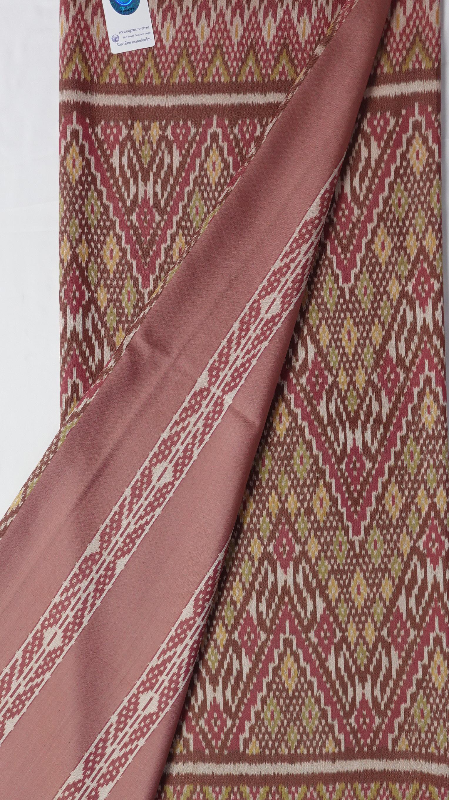 ซิ่น ผ้าไหมมัดหมี่ 3ตะกอ ทอเหยียบเหาะ มีหน้านาง ชายครุย ตรานกยูง สีธรรมชาติ ขนาด 1x2เมตร ลายบันไดสวรรค์ พื้นสีชมพู รหัส M3P-NY-012768145