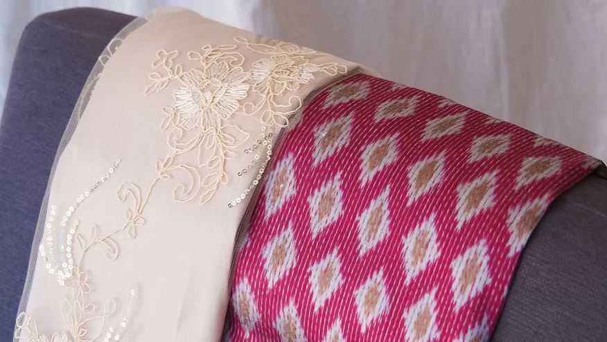 (ผ้าชุด) ผ้าไหมสีพื้น+ลูกไม้+มัดหมี่หางกระรอก ขนาด (พื้น 2หลา+ลูกไม้ 2หลา+มัดหมี่ 2หลา) สีแดง รหัส L10A-CT-102734