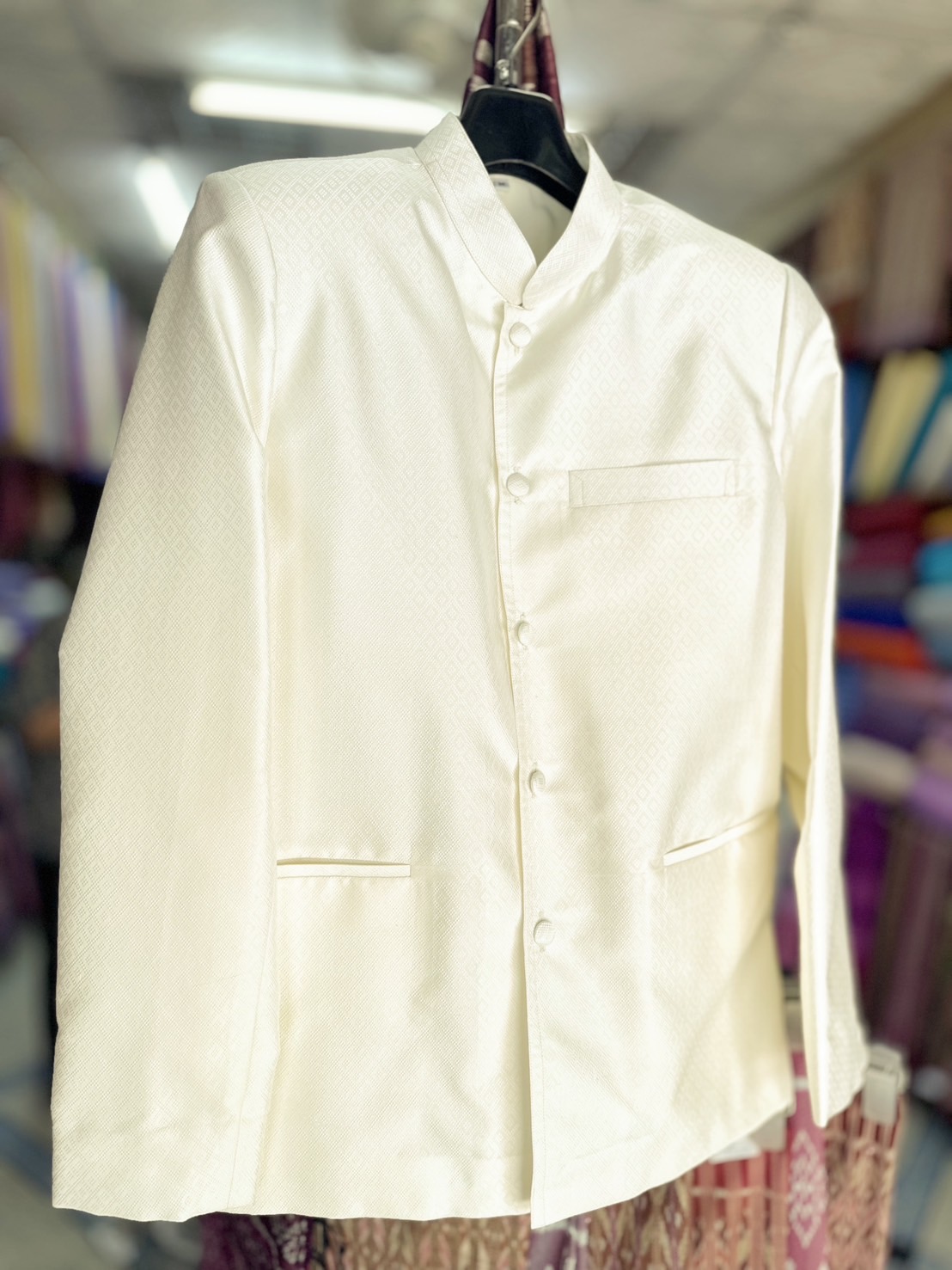 เสื้อสูทไหมคอพระราชทาน แขนยาว เนื้อยกดอก ไหมแท้ สีขาวครีม Size M รหัส DM-ST-02226802