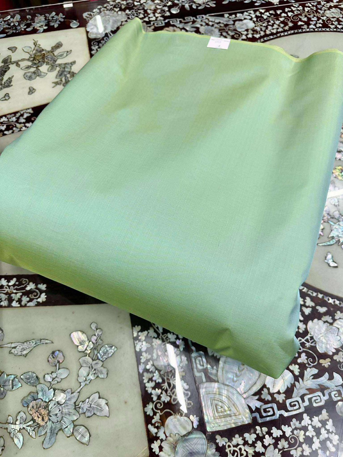 ผ้าไหมสีพื้น เนื้อเรียบ ไหมแท้ 2เส้น สีเขียวเหลือบทอง (ราคาต่อหลา) รหัส C-ST-1115681