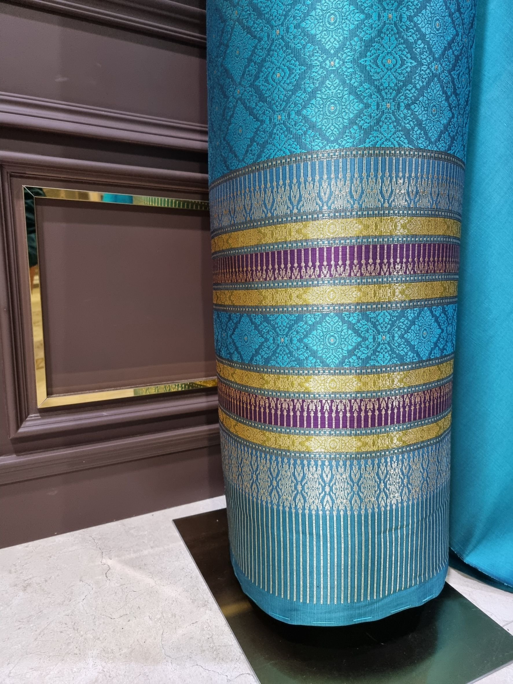 (ผ้าชุด)ผ้าไหมยกดอกลำพูน เกาะเชิงดิ้นเงิน ขนาด 1.03x4.40เมตร พื้นสีฟ้าน้ำทะเล รหัส N90-29-TR0201