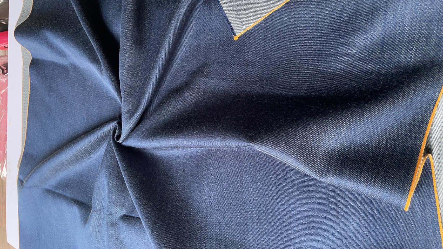 ผ้ายีนส์ ไหมแท้ สีน้ำเงินกรมแบบผ้ายีนส์ ตัดขายเป็นเมตร รหัส MC-76-070868