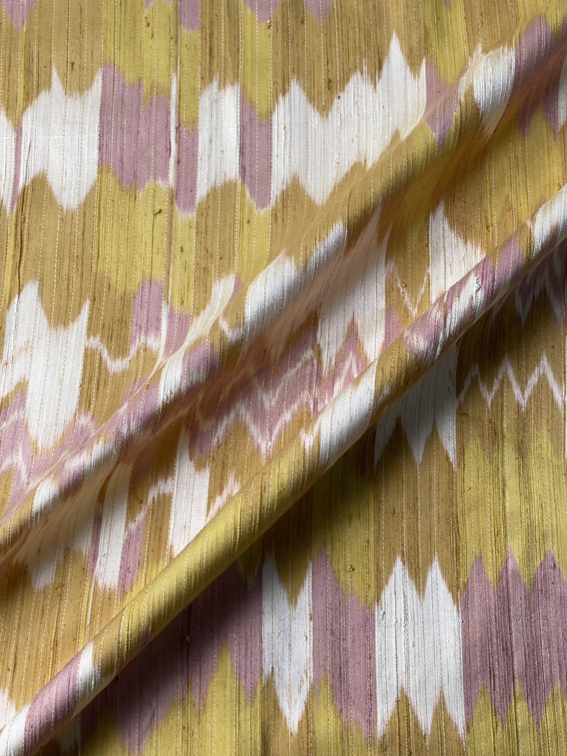 ผ้าไหมลายพิเศษ มัดหมี่เนื้อหนา ไหมแท้ สีธรรมชาติ ลายโมเดิร์นโฮล สีเขียวอมเหลืองแทรกชมพูครีม เลือกตามขนาด รหัส MMFZ-131